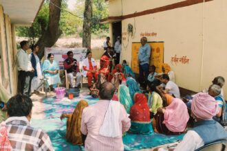 उन्नाव में फाइलेरिया मरीजों को प्रशिक्षण देते स्वास्थ्य अधिकारी।