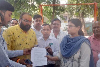 बांगरमऊ नगर पालिका कार्यालय में धरना प्रदर्शन करते सभासद और वार्ता करते अध्यक्ष।