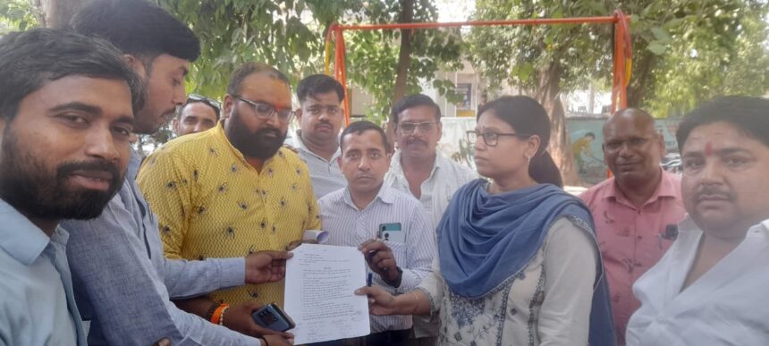 बांगरमऊ नगर पालिका कार्यालय में धरना प्रदर्शन करते सभासद और वार्ता करते अध्यक्ष।