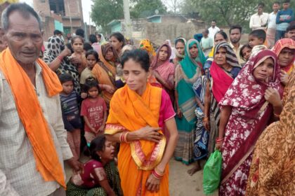 घटना स्थल पर पुलिस की टीम और स्थानीय लोग।